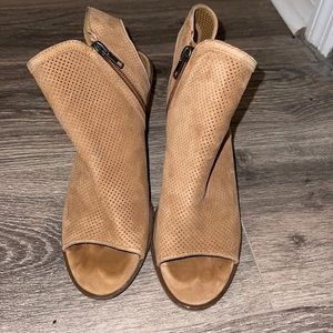 Barely worn Steve Madden Maxine sandals. Inside zipper closure.